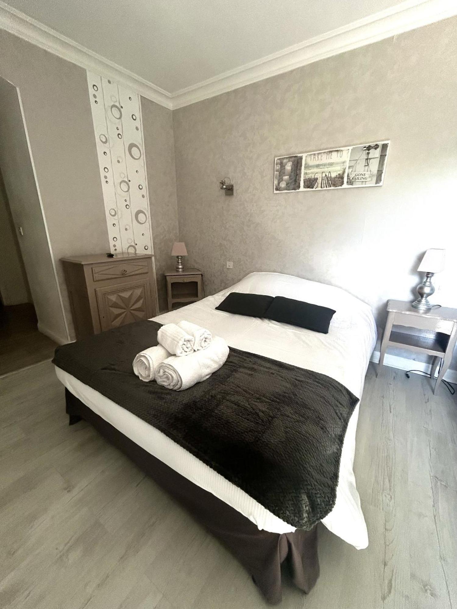 Hotel Central Chaunay Bilik gambar