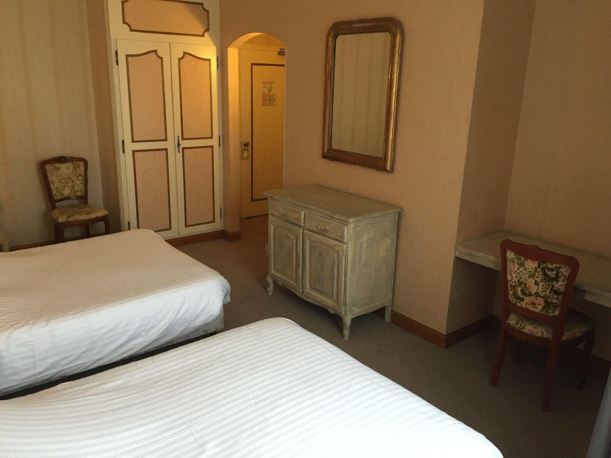 Hotel Central Chaunay Luaran gambar