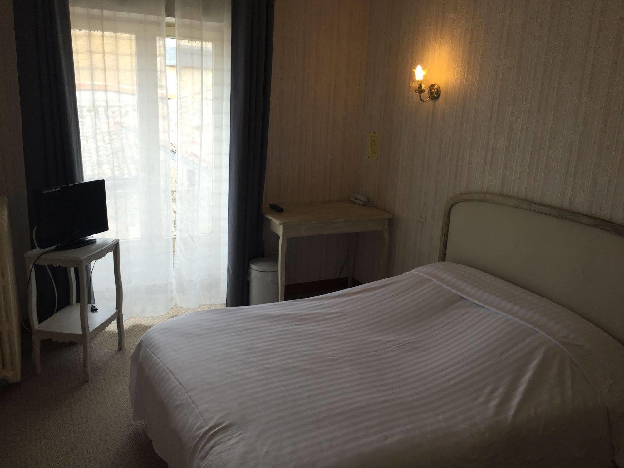 Hotel Central Chaunay Luaran gambar